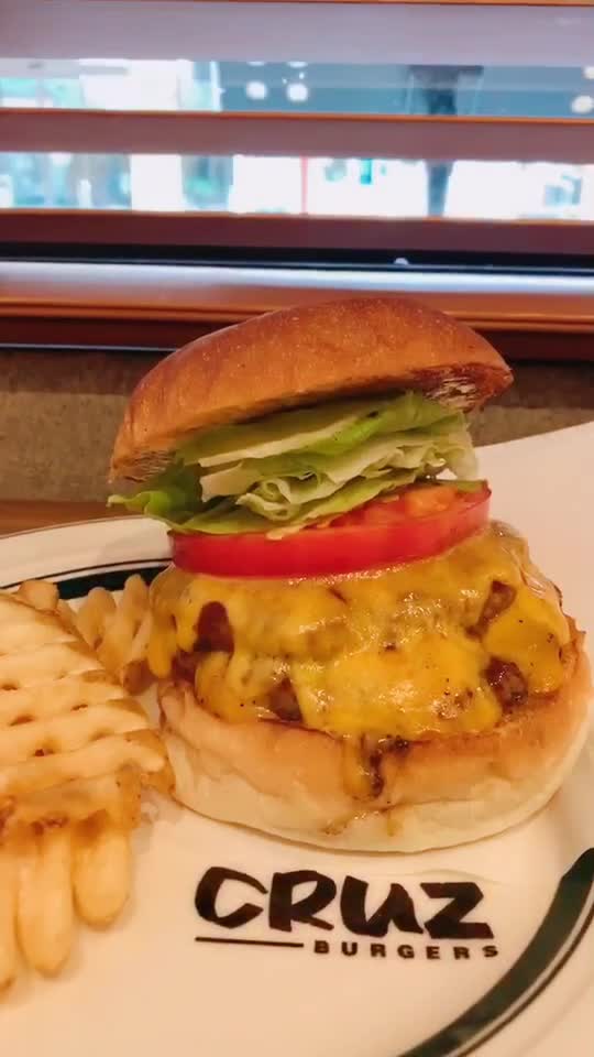CRUZ BURGERS & CRAFT BEERS